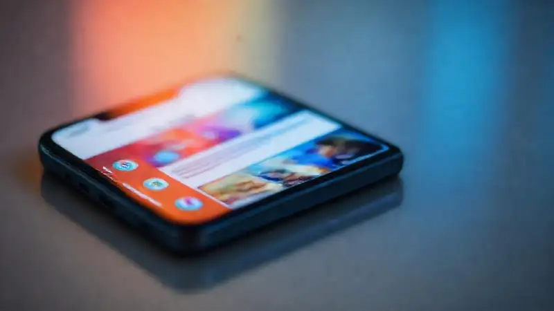Un teléfono móvil destaca visualmente minimalista