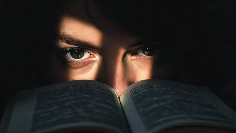 La escena evoca melancolía y reflexión