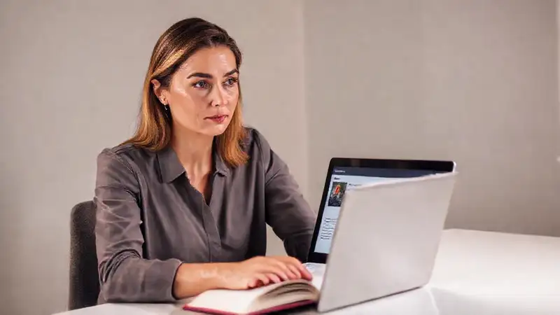 Mujer inteligente revisa reseña en laptop