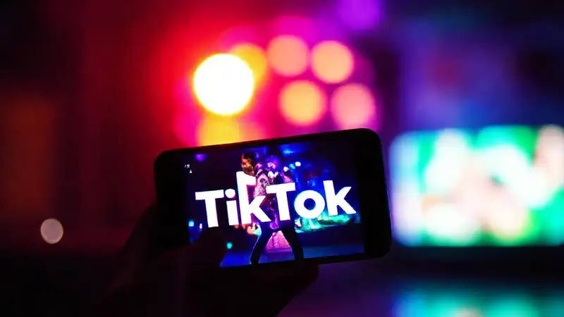 TikTok muestra baile vibrante en pantalla