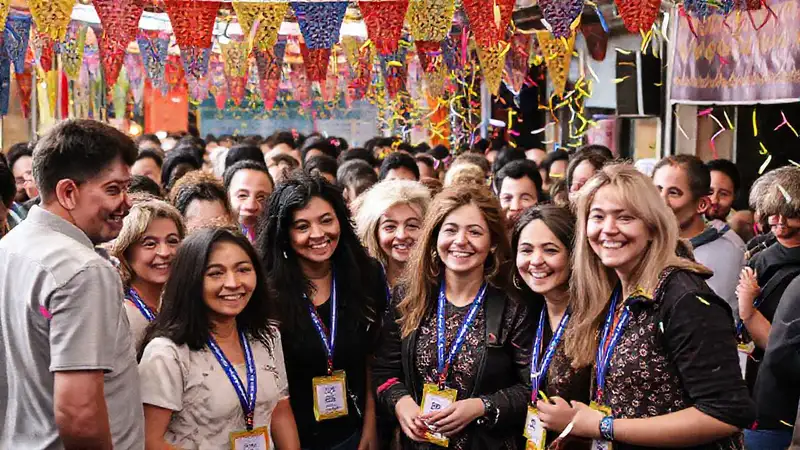 Comunidad celebraba alegremente un evento local