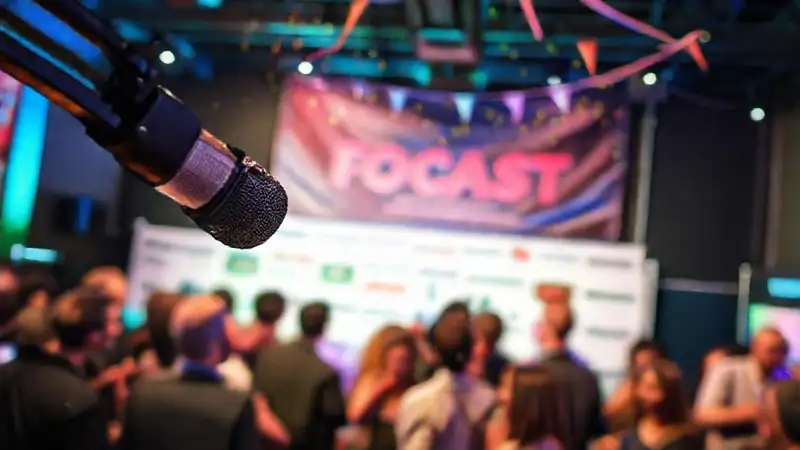 Un podcast promociona su evento con entusiasmo