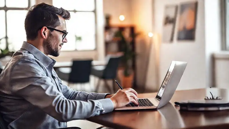 Un escritor profesional crea contenido atractivo digitalmente