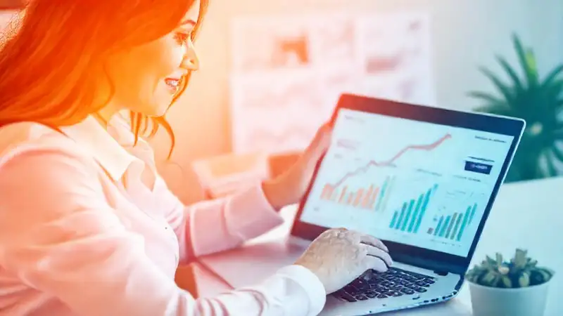 Una empresaria visualiza un crecimiento digital