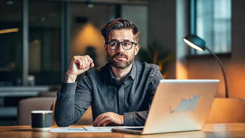 Un cliente reflexivo analiza datos optimistas