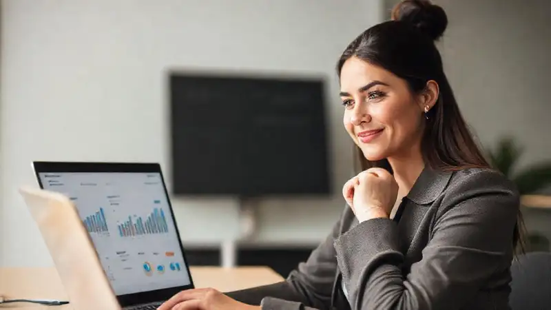 Mujer profesional analiza datos con calma